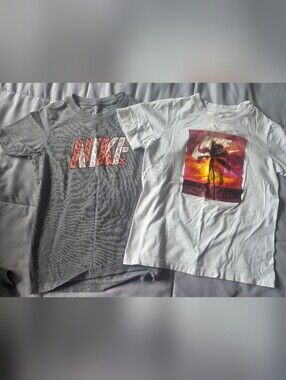 Nike Kids Short-Sleeve Tees in Gray and White with Sunset Graphic Sz SM.